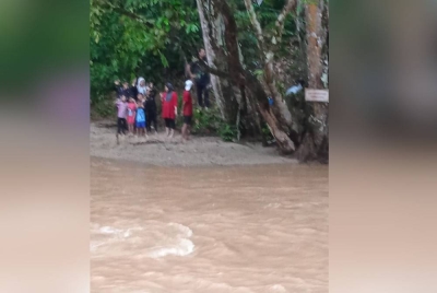 10 sekeluarga terperangkap dalam fenomena kepala air.