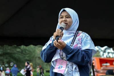 Nor Idayu berucap pada Program Santai Anak Muda sempena Pilihan Raya Umum ke-15 (PRU15) DUN Tioman di Pantai Hiburan, pada Isnin. - Foto Bernama