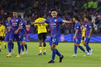 Pemain JDT, Arif Aiman Mohd Hanafi (tengah) meraikan gol pertama pasukan JDT ketika menentang pasukan Borussia Dortmund FC, pada perlawanan persahabatan di Stadium Sultan Ibrahim, pada malam Isnin. - Foto Bernama
