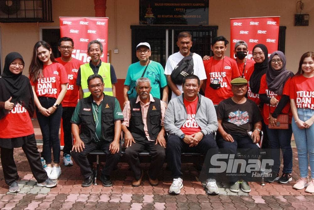 Nik Justin (duduk, dua dari kanan) dan Hashim (duduk dua kiri) bersama jawatankuasa Pejabat MPKK Kampung Kuantan.