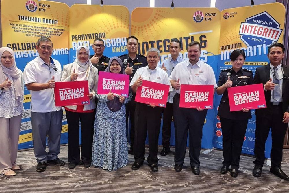 Badri (cinquième à partir de la gauche) était présent pour inaugurer la 2022 Integrity Fiesta (FIT22 Hawkersday) à Menara KWSP, Shah Alam mardi.