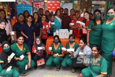Kakitangan Klinik Aranda diketuai Dr Shalini Devi Ramachandran (berdiri, tengah) bergambar beramai-ramai selepas menyerahkan tajaan ubat-ubatan bernilai hampir RM4,000.