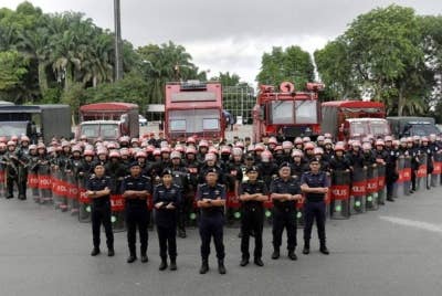 Ketua Polis Selangor, Datuk Arjunaidi Mohamed (tengah) bergambar selepas Majlis Latihamal Ex-Undi sebagai persediaan menghadapi sebarang kemungkinan pada PRU15. - Foto hiasan/Bernama