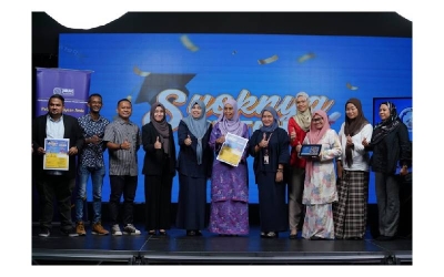 Ketua Pegawai Operasi PTPTN, Mastura Mohd Khalid (tengah) bersama Ketua Pegawai Eksekutif Sinar Harian, Farah Hussamuddin (lima dari kanan) pada majlis pelancaran peraduan 'Syoknya 25 tahun PTPTN' di Studio F Kumpulan Media Karangkraf, pada Jumaat. 