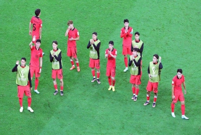 Para pemain Korea Selatan terpaksa menelan kepahitan kalah kepada Ghana 3-2 dalam aksi Kumpulan H Piala Dunia Qatar 2022 pada Isnin. - Foto EPA