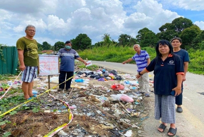Penduduk di Kampung Kulim, Wakaf Bharu, Tumpat menunjukkan sampah yang tetap dibuang di kawasan itu walaupun tong sampah sudah tidak disediakan.