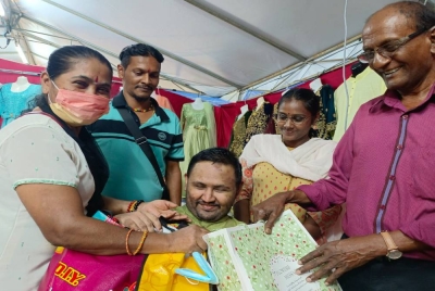 Malliga (kiri) dan Koon Siong (duduk) menerima sumbangan disampaikan Theyagarajan (kanan) di sini pada Selasa.