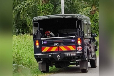 Mayat mangsa dihantar ke hospital berhampiran bagi proses bedah siasat.