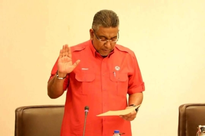 Megat Zulkarnain melafazkan ikrar terima jawatan. - Foto Facebook Megat Zulkarnain.