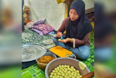 Nurul Jannah menyiapkan karipap yang akan dihantar ke kedai di sekitar Temerloh.