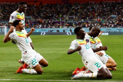 Pemain Senegal meraikan kejayaan mereka mara ke peringkat kalah mati selepas menewaskan Ecuador 2-0.
