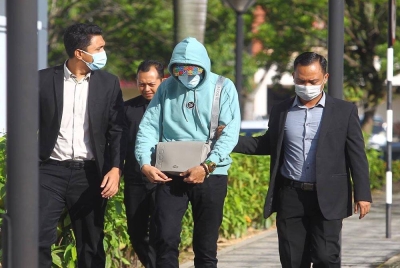 Tertuduh diiring pegawai SPRM ketika tiba di Mahkamah Sesyen Seremban pada Rabu.