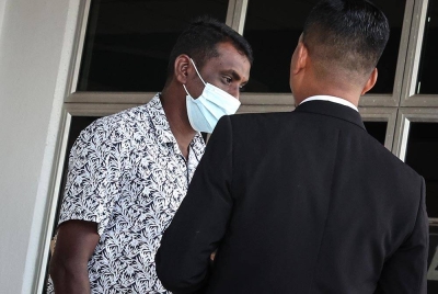 Davamaran (kiri) didenda RM5,000 oleh Mahkamah Majistret di Bukit Mertajam pada Rabu. - Foto Bernama