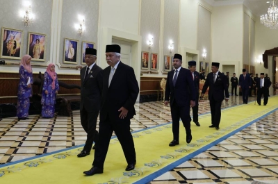 Yang di-Pertuan Agong Al-Sultan Abdullah Ri'ayatuddin Al-Mustafa Billah Shah (kiri) bersama Tuanku Muhriz dan Raja-raja Melayu berkenan berangkat pada Mesyuarat Majlis Raja-Raja ke-260 di Istana Negara hari ini. -Foto Bernama