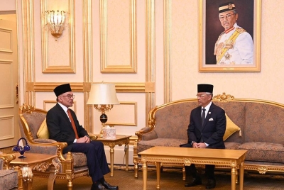 Agong berkenan menerima menghadap Perdana Menteri, Datuk Seri Anwar Ibrahim di Istana Negara, petang Selasa. - Foto FB Istana Negara