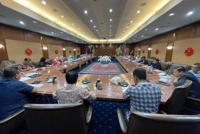 Ahmad Maslan berkongsi gambar mesyuarat mingguan UMNO yang diadakan di Ibu Pejabat UMNO, Menara Dato' Onn pada Rabu.