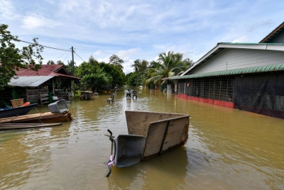 Keadaan Kampung Tersang di Rantau Panjang yang ditenggelami air akibat banjir ketika tinjauan 14 November lalu. - Foto Bernama