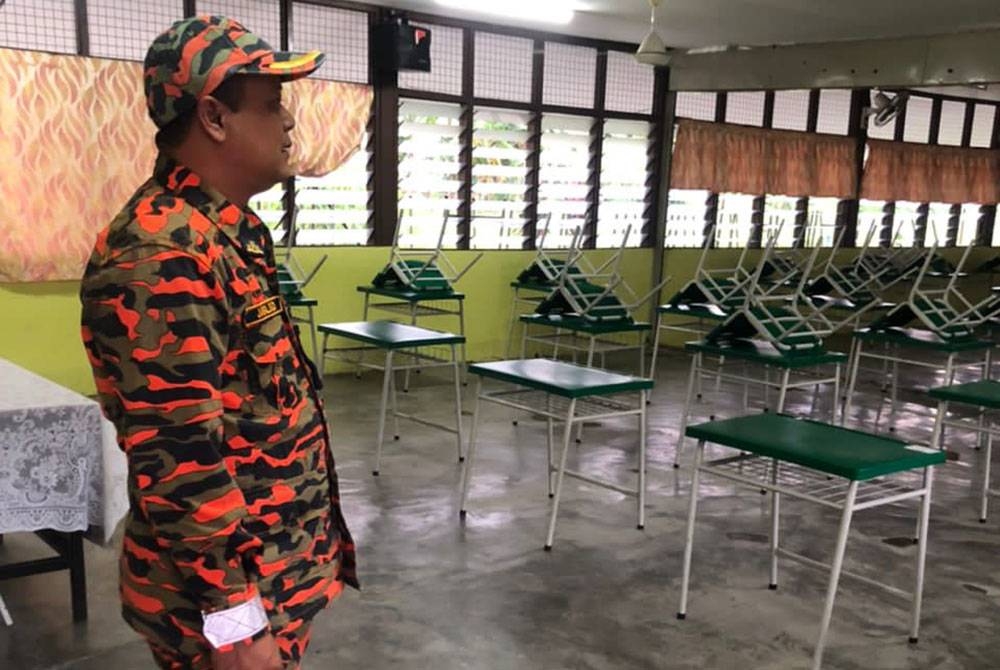 Anggota Jabatan Bomba dan Penyelamat Malaysia(JBPM) Selangor menjalankan pemantauan di lokasi terlibat banjir kilat di Sekolah Rendah Agama (SRA) Sungai Balak di sini pada Khamis.