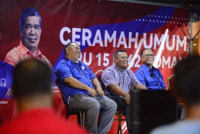 Amirudin (tengah) hadir pada ceramah umum sempena kempen PRU15 DUN Tioman di Pasar Besar Rompin pada malam Rabu.