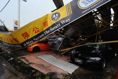 Kira-kira 20 kereta rosak teruk ditimpa bumbung runtuh akibat angin kencang dan hujan lebat pada petang Rabu.