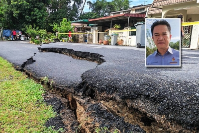 Keadaan rekahan pada jalan akibat kejadian tanah runtuh yang berlaku di Taman Bukit Berlian. (Gambar kecil: Teo Kok Seong)