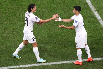 Suarez (kanan) dan Cavani masih berpeluang meledak untuk membantu Uruguay memburu slot pusingan kalah mati Piala Dunia Qatar 2022 pada aksi terakhir Kumpulan H menentang Ghana pada Jumaat. - Foto EPA