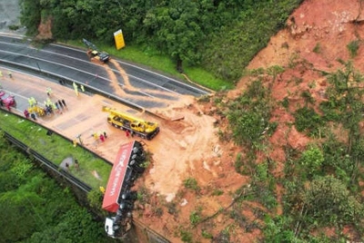 Kejadian tanah runtuh pada Isnin itu dicetuskan oleh hujan lebat.