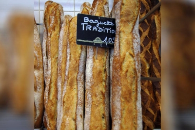 Presiden Perancis menyifatkan baguette ialah 'sesuatu yang tidak boleh ditiru'. - Foto AFP