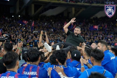 Barisan pemain JDT menjulang Tunku Ismail selepas kejayaan memenangi Piala Malaysia pada Sabtu lalu.
Foto: FB Johor Southern Tigers