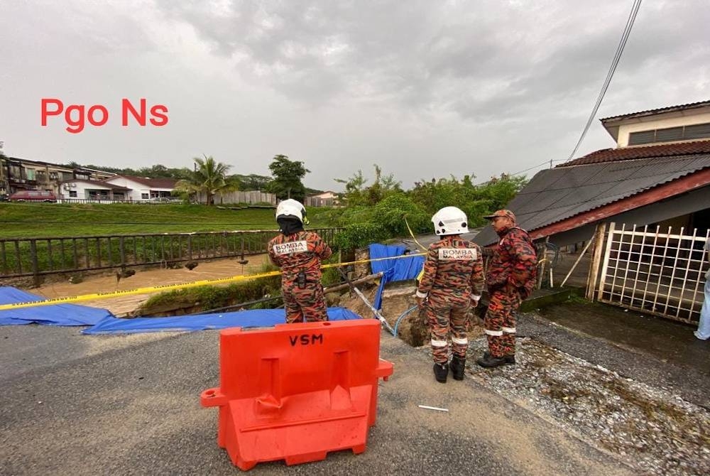 Anggota bomba membuat pemantauan di lokasi kejadian. - Foto JBPM NS
