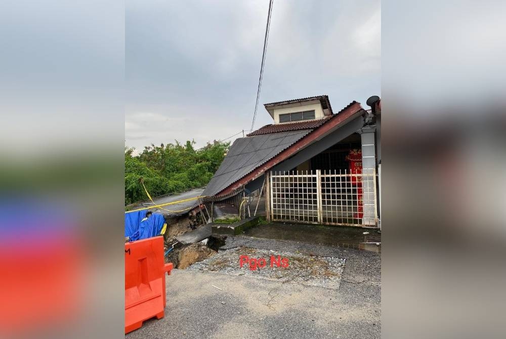 Bahagian hadapan sebuah rumah di Taman Sri Anggerik, Rantau turut runtuh dalam kejadian itu. - Foto JBPM NS