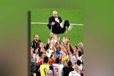 Walid Regragui diraikan pasukannya selepas mereka memenangi perlawanan bola sepak Piala Dunia FIFA 2022 kumpulan F antara Kanada dan Maghribi di Stadium Al Thumama di Doha, Qatar pada Khamis. - Foto EPA