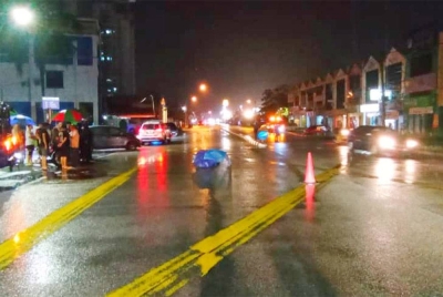 Seorang peniaga maut selepas motosikal ditunggangnya gagal mengelak sebuah kereta yang sedang membelok masuk ke Kampus Kesihatan HUSM Kubang Kerian di Kota Bharu pada Khamis.