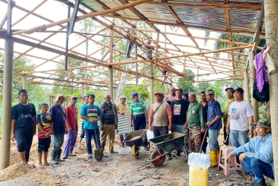 Penduduk di Kampung Tasek Bakong, Rantau Panjang membina sebuah PPS sendiri untuk menghadapi banjir pada musim tengkujuh ini.