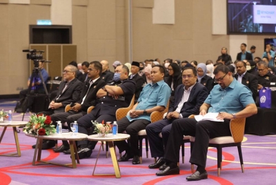 Mohd Rashidi (tiga kanan) semasa sesi FGT yang disertai seramai 200 orang peserta yang terdiri daripada kakitangan MBSA, pemaju, PBT negeri Selangor dan agensi-agensi teknikal terbabit.