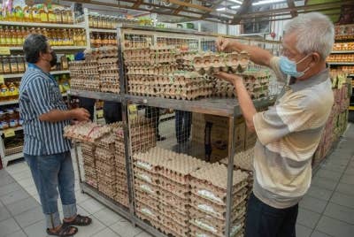 Para pelanggan mendapatkan bekalan telur ayam di salah sebuah pasar raya di Labuan pada Jumaat. - Foto Bernama