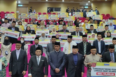 Mohd Sabirin (depan empat dari kiri) bergambar bersama tetamu dan penerima yang hadir pada Majlis Serahan Sumbangan Dana TKPH dan Geran Pendidikan Pelajar OKU LZS di Auditorium 1 Hospital Al Sultan Abdullah UiTM Puncak Alam di sini pada Jumaat.