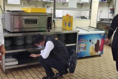 Kakitangan Jabatan Kesihatan Melaka memeriksa keadaan dapur di salah sebuah hotel di negeri ini semasa Op Hotel pada Selasa dan Rabu lepas. - Foto Facebook Jabatan Kesihatan Melaka