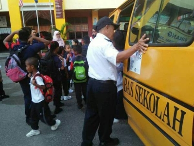 Kementerian Pengangkutan perlu mewujudkan satu situasi menang-menang mengenai isu kadar tambang bas sekolah. - Gambar hiasan