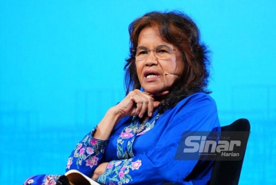 Fatimah ketika Program Sinar Live bertajuk 'Inilah kabinet Anwar' yang turut menampilkan dua ahli panel dalam talian, Penganalisis politik, UUM, Dr Md Shukri Shuib dan Pemerhati politik, Iswardy Morni yang berlangsung di Kompleks Kumpulan Karangkraf pada Jumaat. - FOTO SINAR HARIAN / MOHD HALIM ABDUL WAHID