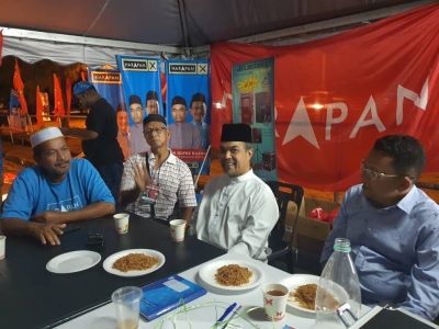 Jamil Khir (dua dari kanan) ketika hadir pada majlis pengumuman khas Pakatan Harapan yang diadakan di Taman Desa Aman, Padang Meiha, Padang Serai pada Jumaat.