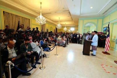 Anwar pada sidang media Pengumuman Kabinet Kerajaan Perpaduan di Bangunan Perdana Putra pada Jumaat. - Foto Bernama