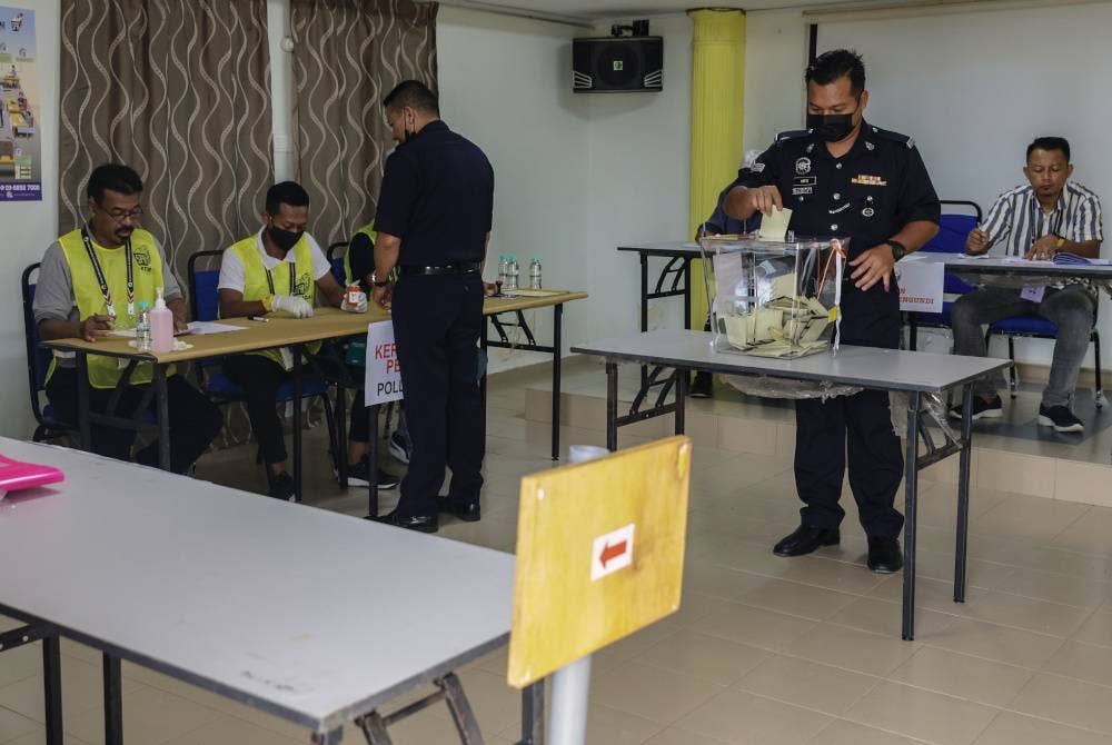 Anggota polis menunaikan tanggungjawab mengundi sempena PRU15 bagi DUN Tioman di Ibu Pejabat Polis Daerah Rompin pada Sabtu. - Foto Bernama