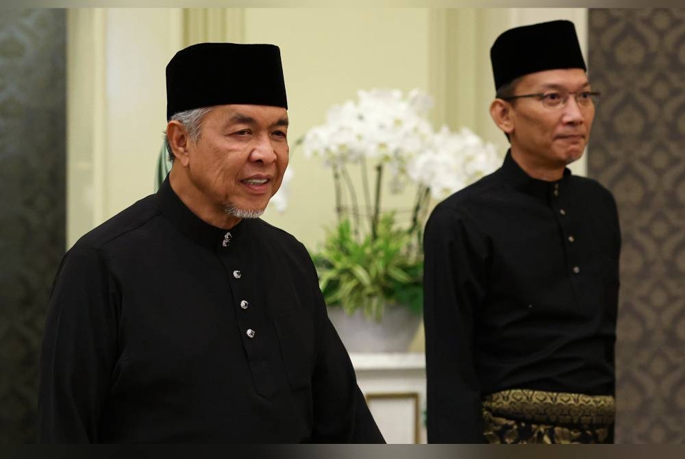 Ahmad Zahid (kiri) selepas Istiadat Pengurniaan Surat Cara Pelantikan dan Istiadat Mengangkat Sumpah Jawatan dan Setia Serta Sumpah Simpan Rahsia oleh Yang Berhormat Anggota Jemaah Menteri di Istana Negara pada Sabtu. - Foto Bernama