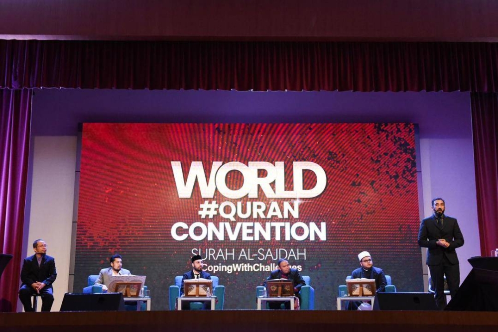 Pengasas Bayyinah, Institut for Arabic & Qur’anic Studies, Nouman Ali Khan (berdiri) ketika slot terakhir resolusi program World #QuranConvention 3.0.