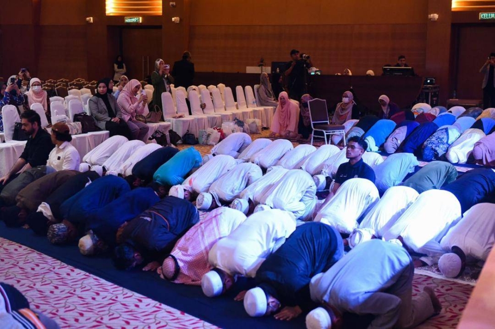 Peserta program World #QuranConvention 3.0 melakukan sujud tilawah selepas qari membaca ayat ke-15 Surah Al-Sajdah.