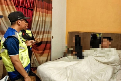 Penguatkuasa JAIM menahan wanita berusia 26 tahun bersama pasangannya di sebuah hotel di Ujung Pasir, di sini pada awal pagi Sabtu.