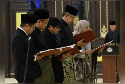 Azalina (tengah) bersama (dari kanan) Datuk Seri Nancy Shukri yang dilantik Menteri Pembangunan Wanita Keluarga dan Masyarakat, Datuk Seri Salahuddin Ayub (Menteri Perdagangan Dalam Negeri dan Kos Sara Hidup), Nik Nazmi Nik Ahmad (Menteri Sumber Asli) dan Datuk Ewon Benedick (Menteri Pembangunan Usahawan dan Koperasi) mengangkat sumpah jawatan di hadapan Yang di-Pertuan Agong pada Istiadat Pengurniaan Surat Cara Pelantikan dan Istiadat Mengangkat Sumpah Jawatan dan Setia serta Sumpah Simpan Rahsia Menteri Persekutuan di Istana Negara hari ini. - Foto Bernama