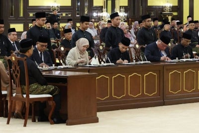 Barisan Menteri Kabinet Kerajaan Perpaduan menandatangani Surat Cara Pelantikan selepas mengangkat sumpah di hadapan Yang di-Pertuan Agong Al-Sultan Abdullah Ri’ayatuddin Al-Mustafa Billah Shah. - Foto: Bernama