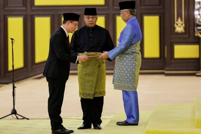 Yang di-Pertuan Agong Al-Sultan Abdullah Ri’ayatuddin Al-Mustafa Billah Shah berkenan mengurniakan surat cara pelantikan jawatan sebagai Menteri Pembangunan Kerajaan Tempatan kepada Nga Kor Ming di Istana Negara pada Sabtu. - Foto: Bernama